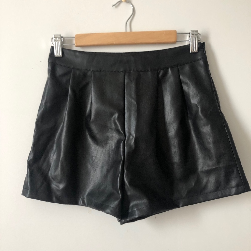 MISGUIDED FAUX LEATHER SHORTS